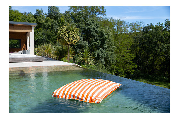 Jumbo UV Riviera Swimming